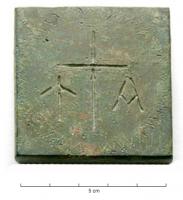 PDS-5012 - Poids quadrangulaire : [[L]] A (1 libra)bronzePlaque épaisse, de forme carrée, marquée sur une face de  lettres incisées, séparées par une croix sur longue hampe, dans un cercle ornemental : [[L]] A.