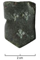 PDS-9002 - Poids de ville : Lézignan (Aude)bronzePoids de ville en forme d'écu à base triangulaire, marqué de 3 fleurs de lis.