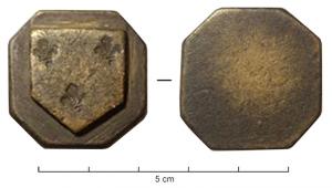 PDS-9222 - Poids de ville : Lézignan (Aude)bronzePoids quadrangulaire aux angles abattus, plateau surélevé en forme d'écu frappé de trois fleurs de lis.