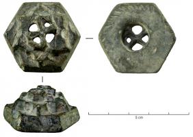 PFI-8001 - Plomb de maçon ou de charpentierplombFil à plomb de forme hexagonale, moulé, avec deux ou trois orifices de suspension positionnés au centre d'une étoile de David.