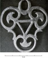 PHH-4007 - Phalère de harnaisbronzePhalère triangulaire composée de trois peltes stylisés séparés par deux croissants.