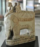 PIO-6005 - Pièce d'échecs : fouivoire, bois de cerf, bois, pierre durePièce de jeu en forme d'éléphant avec son cornac (fou).