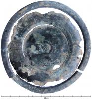 PLA-4003 - Assiette bronzePetite assiette à fond annulaire peu proéminent (décor de cercles concentriques tournés sur le fond), lèvre horizontale formant un marli légèrement arrondi.