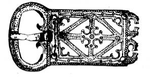 PLB-4092 - Plaque-boucle de style Amiens-AndoverbronzePlaque-boucle rigide, à simple anneau en D et extrémités légèrement repliées en crosses vers l'intérieur ; la plaque, ajourée pour former un motif centré et cruciforme, était fixée sur le cuir par quatre rivets disposés aux angles.