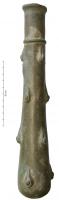 PME-4008 - Pied de meuble (?) : massuebronzeRobuste tige creuse en forme de massue d'Hercule, lestée de plomb, usée à la pointe : on peut y voir les deux pieds antérieurs d'un siège fantaisie.