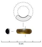 PRL-3515 - Perle annulaire gracile - gr. Haev. 20verrePerle annulaire gracile (D. perforation > D. section) en verre décoloré ; bande jaune opaque sur la face interne ; section en D. 
