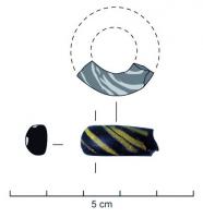 PRL-3531 - Perle annulaire gracile : décor de filets - gr. Haev. 23verrePerle annulaire gracile (D. perforation > D. section) en verre coloré bleu foncé ; décor en surface de filets jaunes en spirale. Le diamètre externe est de l'ordre de 20 mm.
 