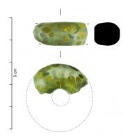 PRL-3579 - Perle annulaire : décor d'un filet - type Ven. 702verreTPQ : -475 - TAQ : -30Perle annulaire de proportions égales (D. perforation = D. section) en verre coloré vert clair/pâle ; décor d'un filet simple blanc opaque sur le dos de la perle.