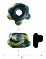 PRL-3583 - Perle cylindrique : décor en bossettes - type Ven. 805verreTPQ : -475 - TAQ : -30Perle cylindrique de proportions égales en verre coloré bleu cobalt ; décor de 6 à 9 bossettes/nodosités ornées de spirales jaunes opaques et de filets jaunes opaques passant entre les bossettes.