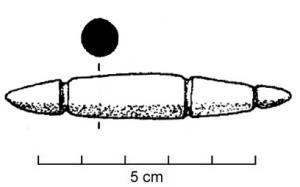 QNL-3001 - Quenouille ou cœur de bobine (?)osObjet trapu, de section cylindrique, à deux extrémités fusiformes symétriques; le corps est barré de 2 à 3 sillons transversaux, parallèles entre eux.