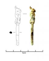 QNL-4031 - Quenouille : VénusosQuenouille dont le sommet reproduit une figurine de Vénus, posée sur un petit chapiteau corinthien : la déesse sort du bain, la main gauche tordant une mèche de cheveux, la main droite tendue vers l'avant retenant un pan du vêtement noué sur le bas du corps, qui glisse de la taille.
