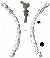 QNL-4035 - QuenouilleboisTige de section ronde, souvent façonnée au tour et comportant alors une succession de moulures; à la base, bouton arrondi; au sommet, motif ornemental, éventuellement zoomorphe.