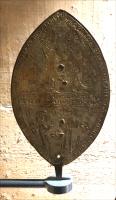 REL-6007 - Reliquaire en forme d'amandebronzeTPQ : 1150 - TAQ : 1200Plaque en forme de mandorle ou d'amande, portant des inscriptions désignant les reliques placées dans des logettes au revers.