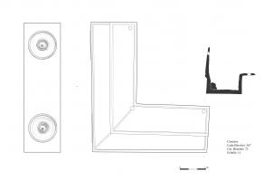 RFC-4012 - CornièrebronzeRenfort d'angle de meuble (coffre ?) constitué d'une tôle pliée trois fois à l'équerre pour former deux angles droits enveloppant une pièce de bois de section quadrangulaire ; filets décoratifs sur la face externe, parfois une figurine, et cercles moulurés ou ornés d'appliques sur un côté ; perforations aux angles pour fixation.