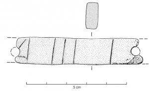 RGL-4004 - Règle graduéeosBaguette allongée, de section rectangulaire, portant différents repères (incisions transversales, croix) et percements pour faciliter le repérage de mesures romaines, en doigts et en pouces (digiti, unciae).