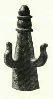 SCH-4016 - Suspension de caisse de char : balustre à deux crochetsbronzeDouille en tronc de pyramide hexagonale surmontée d'un balustre ; deux crochets serpentiformes prennent naissance à mi-hauteur de la douille.