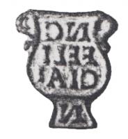 SIG-4085 - Signaculum en forme de cratèrebronzeSignaculum en forme de vase à deux anses et large embouchure ; l'inscription en lettres latines, en relif et dans un cadre, s'étale sur la panse et sur le pied du vase.