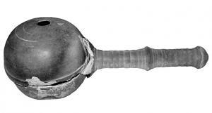 SIS-4001 - SistrebronzeSistre en bronze constitué d'un manche simple, à peine mouluré, fixé par trois languettes en ogive à une boule creuse formée de deux coques serties, et percées au centre. De petits cailloux devaient servir à faire résonner l'instrument.