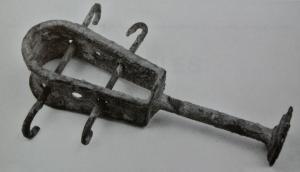 SIS-4003 - Sistre égyptienbronzeInstrument en forme de boucle allongée, percée de plusieurs barres libres, recourbées à leurs extrémités éventuellement équipées de cymbales circulaires; manche de préhension, avec parfois une base moulurée.