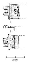 SPD-4013 - Suspension de pendant de harnais émaillébronzeTPQ : 50 - TAQ : 150Applique rectangulare allongée (rivet de fixation pour cuir à l'arrière, avec un décor émaillé et une charnière permettant la suspension d'un pendant articulé.