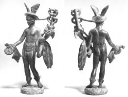 STE-4015 - Statuette : Hermès - Mercure tenant une corne d'abondancebronzeMercure nu, portant une chlamyde pendante sur le bras gauche et coiffé d'un pétase ailé, porte également des ailerons aux pieds. Au creux de son bras gauche, une corne d'abondance prolongée par un caducée; de la main droite, il tend une bourse et une patère à ombilic.