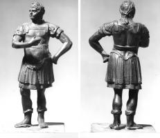 STE-4019 - Statuette : imperatorbronzeGénéral romain portant une cuirasse rigide, retenue pourtant par des épaulières, recouvrant une tunique à lambrequins, coiffé d'une couronne de lauriers; deux jambières métalliques; la tête est tournée vers la gauche; le bras droit est ramené vers le torse et tenait sans doute une lance à l'origine, la main gauche est retournée sur la hanche, dans un geste peu naturel.