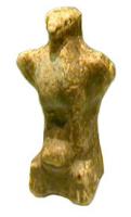 STE-4072 - Statuette zoomorphe : aigle sur tête de bovidéterre cuiteFigurine moulée représentant en ronde-bosse un aigle posé sur une tête de bovidé; socle quadrangulaire à quatre pieds à peine individualisés.