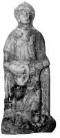 STE-4112 - Statuette : déesse assiseterre cuiteDéesse assise dans un fauteuil d'osier. Les deux bras sur les accoudoirs; les mains tiennent une corbeille de fruits (?) posée sur les cuisses.