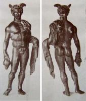 STE-4132 - Statuette : Hermès - Mercure à la chlamyde en sautoirbronzeLe dieu est figuré sous les traits d'une jeune homme imberbe, à la chevelure bouclée. Le corps est déhanché, l'appui s'effectuant sur une jambe, l'autre étant en retrait. Le dieu tient la bourse à droite. La chlamyde, posée sur l'épaule gauche est déposée en sautoir : le vêtement tombe sur le dos avant de passer sous l'aisselle puis sur l'avant-bras hors duquel il est rejeté. La main gauche portait vraisemblablement un caducée, appuyé contre le bras. La tête peut-être nu, couverte d'un pétase ailée ou comporter deux ailerons dans la chevelure. Les pieds sont parfois chaussés des endromides.