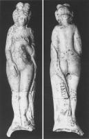 STE-4142 - Statuette : Vénus anadyomène PISTILLVSterre cuiteVénus sous la forme d'une femme aux courbes généreuses, coiffée d'un double chignon, avec des mèches étalées sur les épaules, nue mais avec une draperie retombant du bras gauche, jusqu'aux chevilles; une main se porte vers le sein gauche, l'autre vers le pubis. Marque estampée en creux au revers de la jambe gauche : PISTILLVS