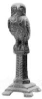 STE-4185 - Statuette zoomorphe : chouette sur un pilierbronzeStatuette en bronze figurant une chouette au repos, ailes repliées, la tête légèrement tournée sur la gauche ; les pattes forments corps avec le socle, monté sur un pilier de plan carré, lui-même posé sur un socle à degrés et quatre petits supports, dont la face antérieure est ornée d'une palme incisée.