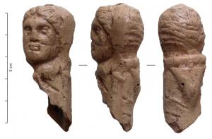STE-4241 - Statuette : personnage en cucullusterre cuiteFigurine représentant un jeune garçon en cucullus, la capuche formant un tiangle dans le dos ; visage joufflu, cheveux courts encadrant le visage.