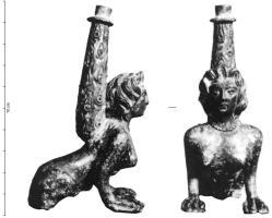STE-4254 - Statuette: sphingebronzeSphinge (sans ailes) portant sur le dos un appendice en forme de massue orné de motifs en forme 