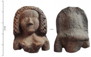STE-4255 - Statuette : Vénusterre cuiteLa déesse est debout, nue, en position frontale. Les cheveux indiquées par une résille encadrent règulièrement le visage, retombant sur les côtés.