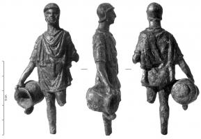 STE-4275 - Statuette : soldatbronzeFigurine d'un soldat, casqué, dont la tunique, serrée à la taille par une ceinture, forme de lombgs plis; il tient de la main droite un grand vase à deux anses.