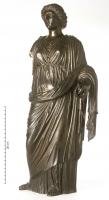 STE-4354 - Statue ou statuette : Abondance ou Fortune de type AostebronzeLa déesse est vêtue d'une tunique agrafée sur les épaules et retenue par une ceinture, ainsi que d'un manteau qui forme un bourrelet, rejeté sur le bras gauche; la main gauche doit tenir une corne d'abondance, la droite tendre une patère ou s'appuyer sur un gouvernail.