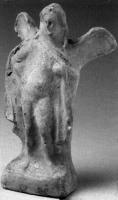 STE-4372 - Statuette : Eros - Amourterre cuiteFigurine représentant Amour debout, sous la forme d'un jeune adolescent debout, nu à l'exception d'un manteau attaché sur les épaules, ailé; le poids du corps est déporté sur la jambe gauche, le poing posé sur la hanche droite.