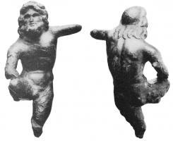 STE-4395 - Statuette : Poséidon - Neptune de type Poséidon IsthmiosbronzeLe dieu est représenté sous les traits d'un homme d'âge mûr et nu. Le dieu est penché en avant, le pied droit posé sur un rocher, et s’appuie de la main gauche à trident.