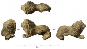 STE-4418 - Statuette zoomorphe : lionplombFigurine en ronde-bosse d'un lion debout, l'arrière du corps semble conserver l'empreinte d'un objet anguleux.