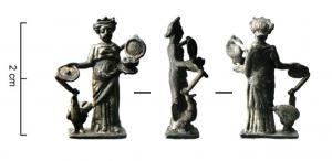 STE-4444 - Statuette : déesse féminineargentStatuette figurant une divinité féminine vêtue d'un chiton et couronnée (couronne murale extrêmement stylisée ?). Elle tient de sa main droite une patère à ombilic et de sa main gauche une corbeille de fruits, qui est reliée à son épaule gauche par un ergot. Elle est accompagnée d'un paon à sa droite, dont la tête est liée à la patère par un autre ergot. Tous deux reposent sur une plaquette de sol. 
