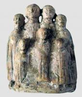 STE-4450 - Statuette : groupe familial de 7 personnesterre cuiteStatuette en terre blanche, figurant un groupe de sept personnes, sans doute une famille avec les parents et cinq enfants.