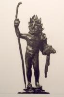 STE-4458 - Statuette : Zeus - Jupiter à la chlamyde en sautoirbronzeStatuette figurat un homme d'âge mûr, barbu, la tête couronnée, nu à l'exception d'une chlamyde qui, partant de l'épaule gauche, retombe en sautoir sur le bras gauche, qui tient le foudre. Les pieds sont reliés par un socle bas.