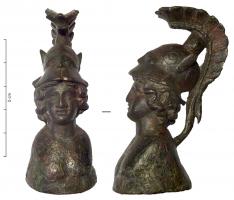 STE-4468 - Statuette : buste de MinervebronzeBuste posé sur une sorte de base conique, curieusement recouverte d'écailles ou de plumes ; la déesse, aux traits classiques, a la tête rejettée en arrière, coiffée d'un casque apulo-corinthien à haut cimier retombant dans le dos.
