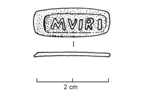TES-4016 - Tessère rectangulaire : MVIRIplombPlaquette de plomb parfaitement rectangulaire, écrasée par l'apposition d'une marque estampée dans un cartouche rectangulaire : MVIRI; revers lisse.