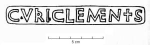 TUH-4002 - Tubulure d'hypocauste : C. VIRI CLEMENTISterre cuiteTPQ : -30 - TAQ : 200Conduit de section rectangulaire, ouvert aux deux extrémités et comportant sur un long côté une ouverture rectangulaire. les parois sont peignées afin de permettre l'accrochage d'un enduit mural. Marque estampée C. VIRI CLEMENTIS.