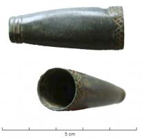 VRL-9001 - Virole coniquebronzeVirole en tôle, conique et légèrement ovoïde, avec un décor incisé à chaque extrémité (hachures croisées du côté large, filets de l'autre).