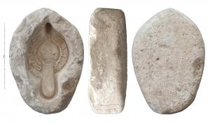 MOU-4028 - Moule : lampe de type Hayes IIplâtreMatrice supérieure d'un moule de plâtre pour la fabrication d'une lampe africaine de type Hayes II. Plâtre très fin pour le contact avec l'argile et plus grossier pour l'extérieur. Sur le pourtour, quatre mortaises pour positionner la matrice inférieure du moule. Décor : Buste d'homme de profil à droite (sur le moule)
