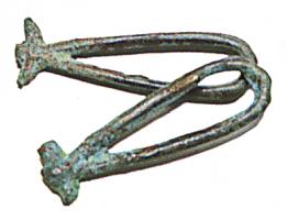 MRR-4025 - Miroir Lloyd-Morgan Group Nb : manche en boucle simplebronzeManche coulé dans un moule bivalve, en simple boucle avec deux appendices pour la fixation par brasure au bord du disque du miroir. Ce dispositif est parfois complété par un troisième support, vertical, en forme de feuille, soudé au dos du miroir.