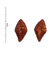 PTF-0003 - Armature de flèche losangique symétriquesilexArmature de flèche de forme globalement symétrique, losangique; les côtés du pédoncule peuvent être très légèrement concaves.