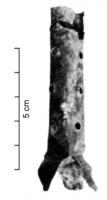 PTM-5007 - Porte-mèchebronzePorte-mèche constitué d'un tube en tôle, ajouré pour que la mèche reste au contact de l'huile, et ouvert à la base pour former 3 ou 4 pattes assurant la position verticale du porte-mèche.